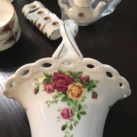 ROYAL ALBERT OLD COUNTRY ROSE BASKET - Picture 5 of 6